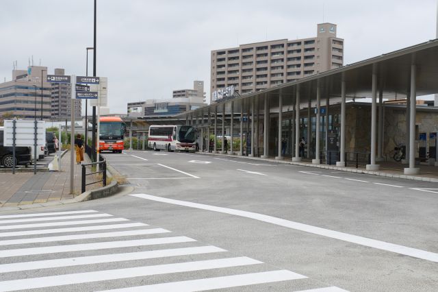 COM高松の前を通り駅南側には高速バスターミナルがあります。