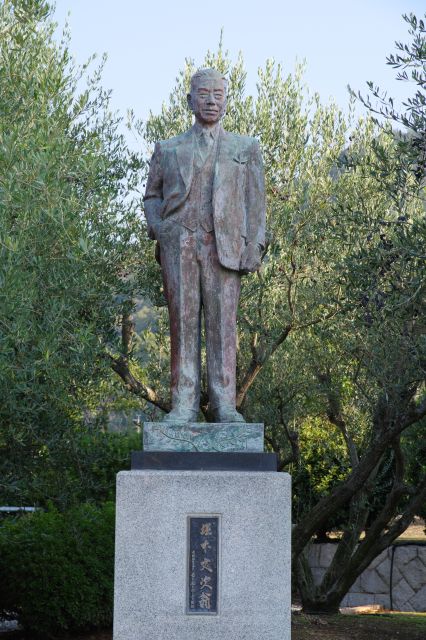 小豆島バス元会長、堀本文次翁の像。