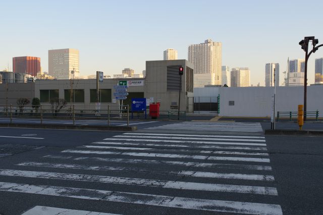 市場跡側に都営大江戸線の築地市場駅のA1出口があります。