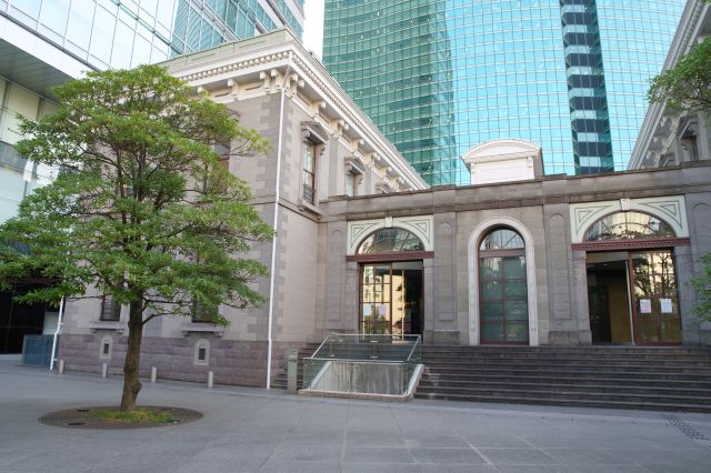 左側の建物は鉄道歴史展示室、1階には駅舎の基礎部分が見られます。