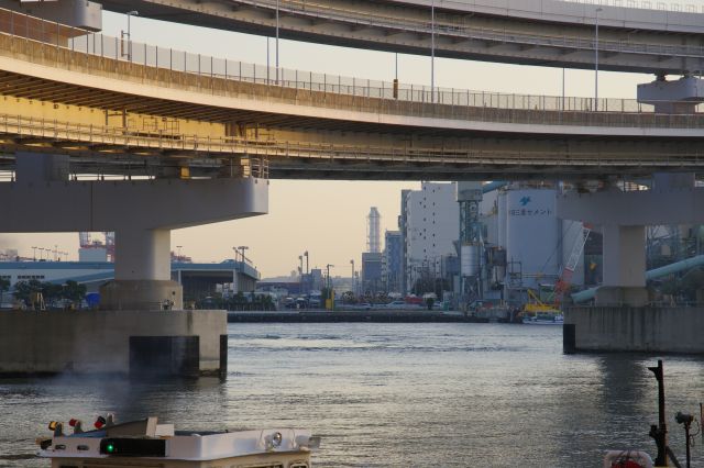 品川埠頭の工業的な風景。