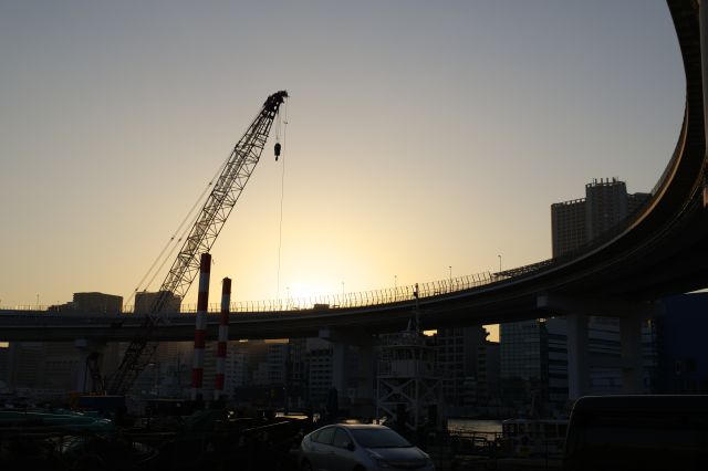 ループ橋に陽が沈んでいきます。