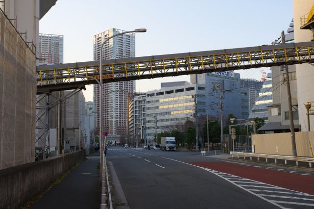 田町駅方面、倉庫群を抜けるとタワーマンション。