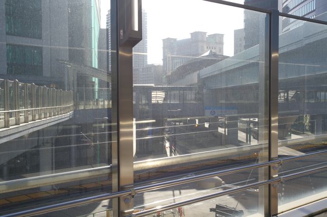 右側に汐留駅。