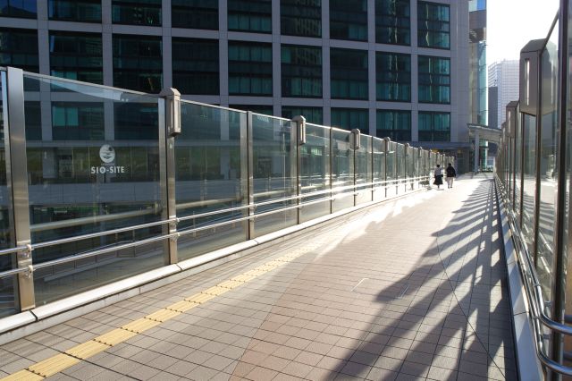 歩道橋を戻り汐留駅方面へ。