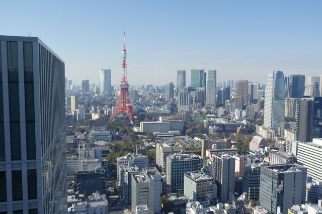 西側、東京タワー、増上寺、六本木方面。左側に高さ156mの日本生命浜松町クレアタワーが2018年に竣工し視野を遮るようになりました。