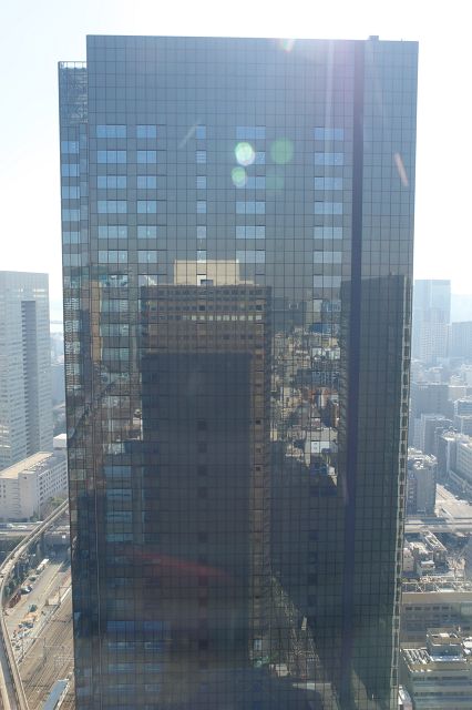 現在目前にあるのは2021年3月に竣工予定、高さ197.321mの世界貿易センタービル南館。当ビルを鏡のように映し視界を完全に塞いでいます。