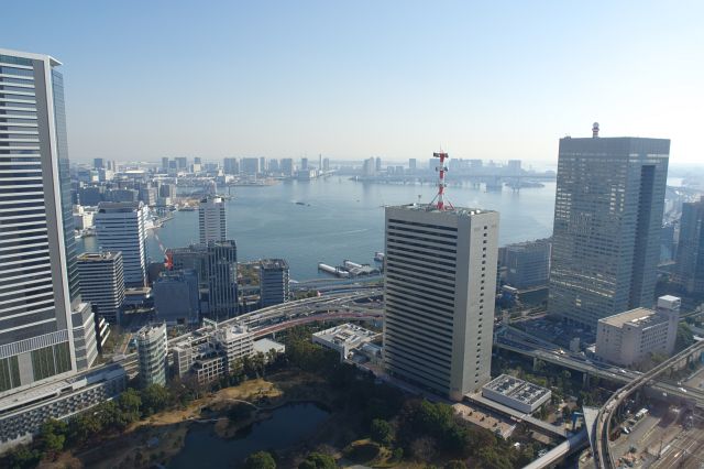 台場、有明、晴海などの東京湾の風景が開けます。