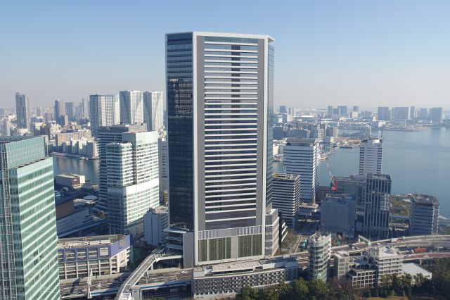 東側には2020年竣工、高さ208mの東京ポートシティ竹芝。こちらも視界を遮ります。
