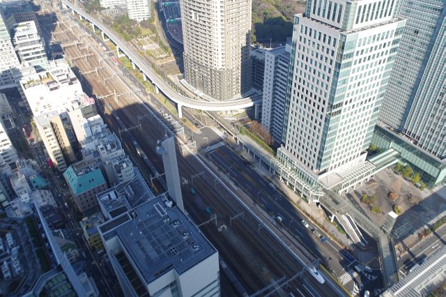 浜松町駅付近。新幹線などが走ります。