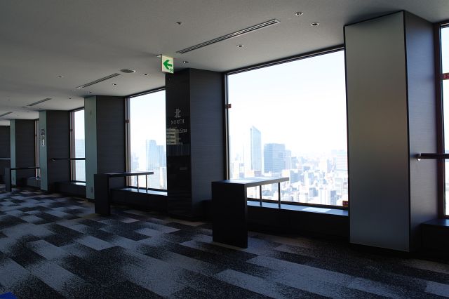 徐々に視界を遮られつつも、大きく進化し続ける東京の姿を50年間見守ってきた老舗ビルです。