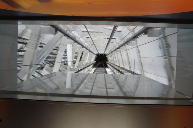 エレベーターの上部、宇宙船のような未来感。