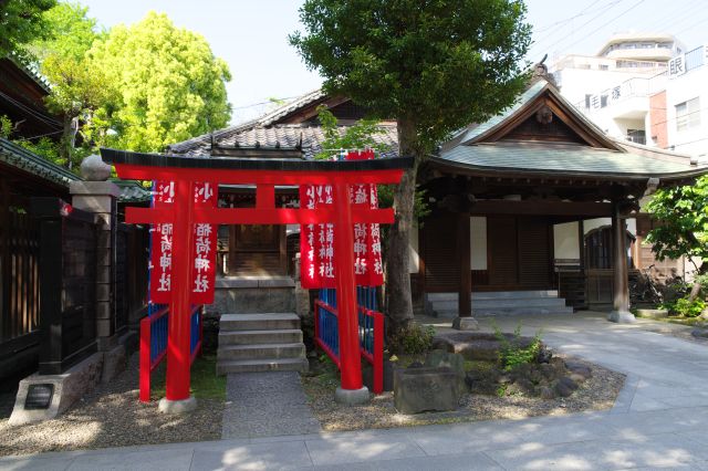 境内右奥には唯一の境内社、小梅稲荷神社があります。