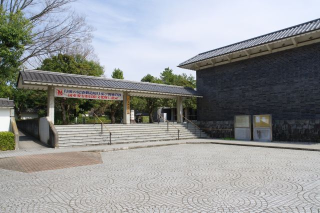 北側の行田市郷土博物館の入り口。