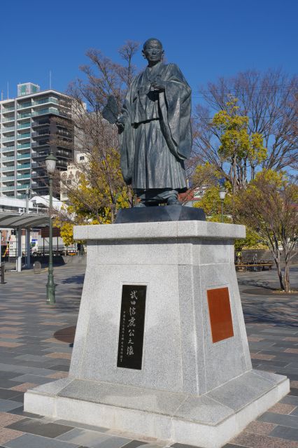 信玄の父である武田信虎公像があります。