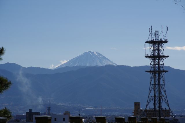天守台脇からも富士山が見えます。アンテナが少し離れた構図になりより見やすいです。