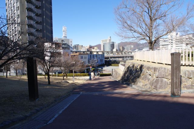 最初に入った内松陰門付近、甲府駅に向かう道へ。