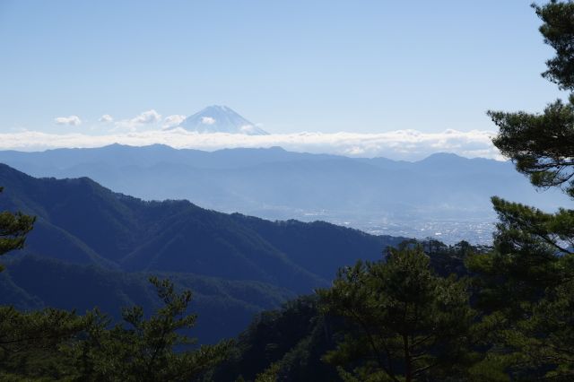 山並と雲と富士山。