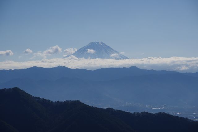 雲の上にきれいに富士山の頭が見えます。