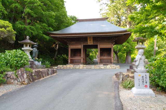 静かな寺の前、坂道に仁王門があります。
