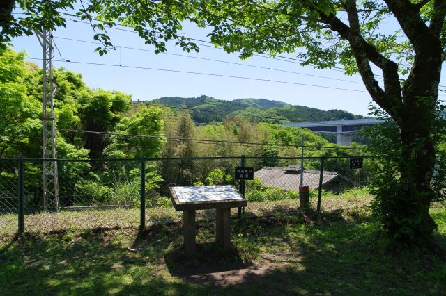 飯田線越しの対岸の風景。武田軍の睨みを疑似体験。