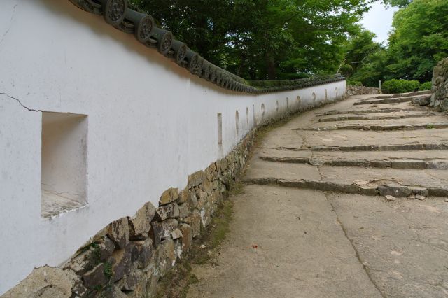 坂道に沿った塀です。