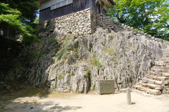 二重櫓の石垣の下は力強い天然の岩盤。