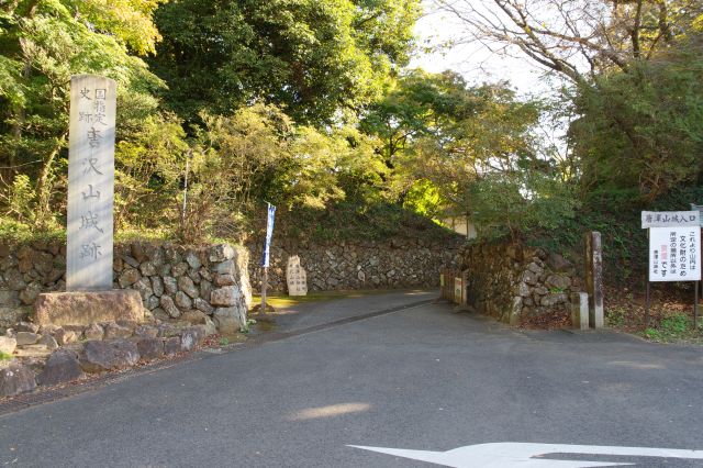 山道を登り唐沢山城・唐澤山神社の入口へ。