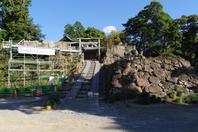 本丸側は生々しい石垣の上に鳥居が見え、現在は唐澤山神社があります。
