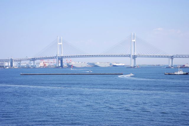 大さん橋からの横浜ベイブリッジ