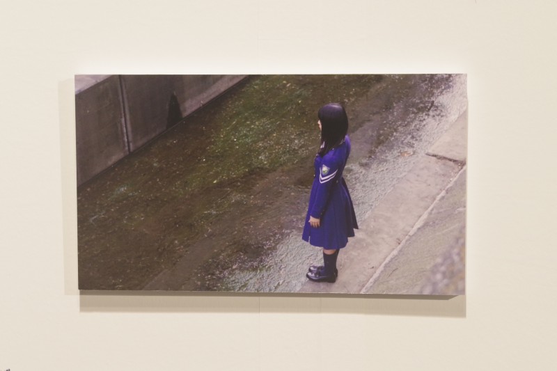 サイレントマジョリティースペシャル映像上映会の展示・1人衣装の色が違う長濱ねるが渋谷川に佇む