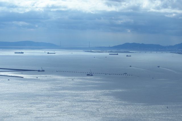 コスモタワーの眺望・明石海峡大橋、淡路島、神戸空港