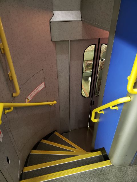 E4系上越新幹線の1階席への階段