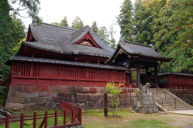 岩木山神社・中門と拝殿