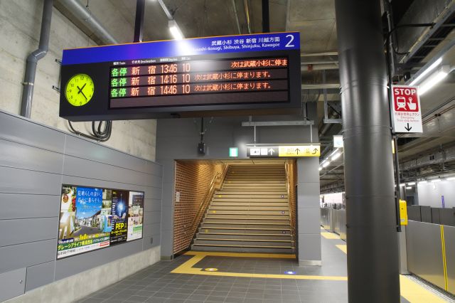 羽沢横浜国大駅・階段と電光掲示板