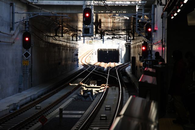 羽沢横浜国大駅・上り側の分岐とトンネル