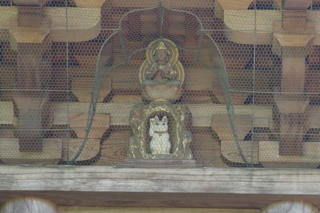 豪徳寺・猫の彫刻