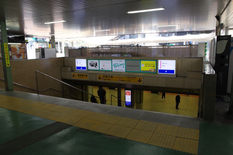 新橋駅地下通路への階段