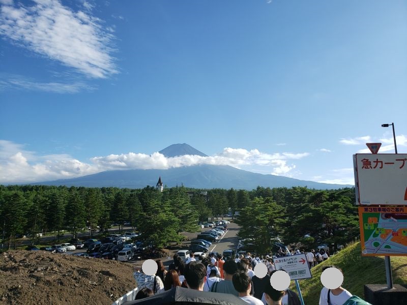 コニファーフォレストへの道、目前に雄大な富士山