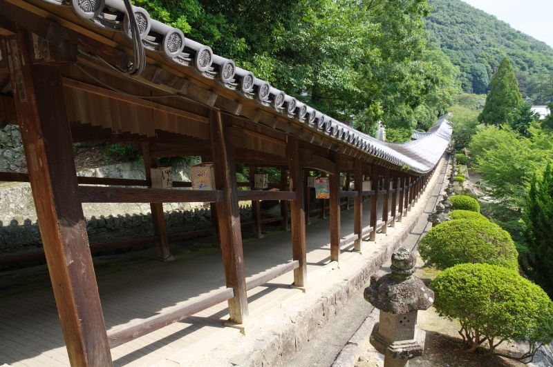 吉備津神社・回廊を門の脇から眺める