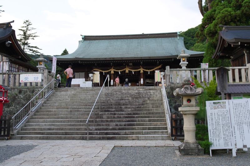 吉備津彦神社・拝殿前の階段