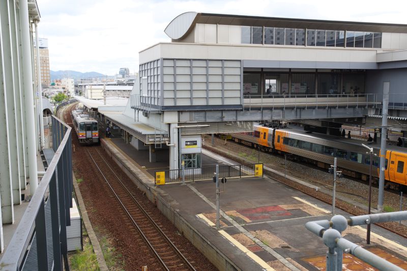 岡山駅西口・ホームの列車が見える