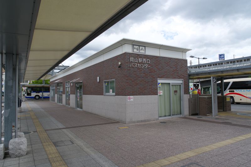 岡山駅西口・バスセンターの建物