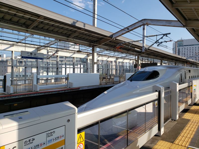 岡山駅に入線する新幹線