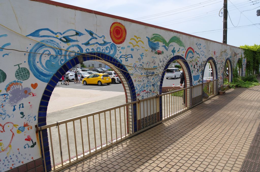 銚子電鉄・犬吠駅・ホームの壁の絵