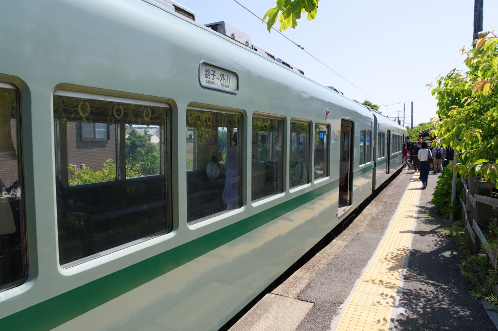 銚子電鉄・外川駅・電車が到着（側面のホーム側）