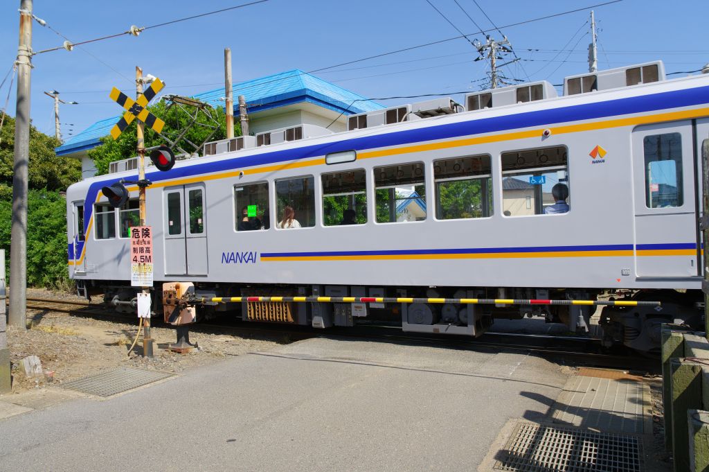 銚子電鉄・外川駅付近の踏切に電車通過