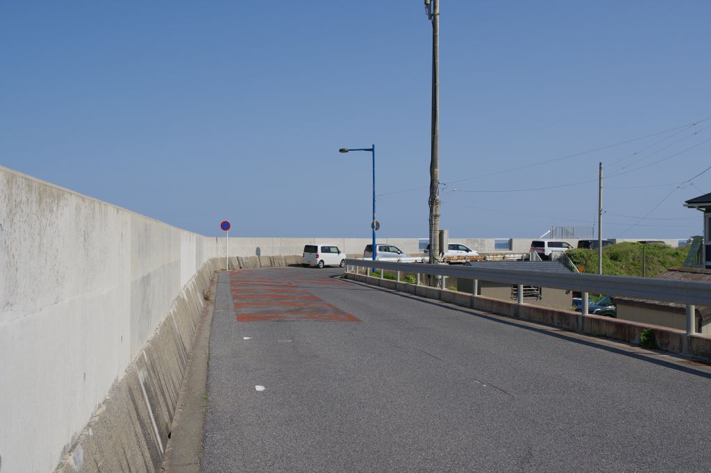 防潮堤沿いの道が続く