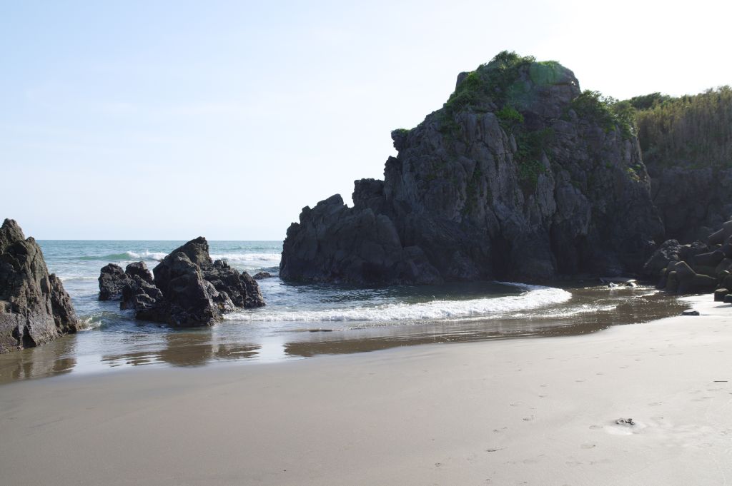 千騎ケ岩の浜・右の岩場