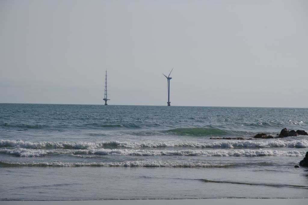 千騎ケ岩の浜・沖合に風力発電所